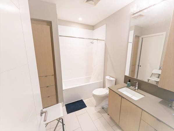High Ceiling, Pet Friendly, 1 Bed, In Suite Laundry, Gym, Patio