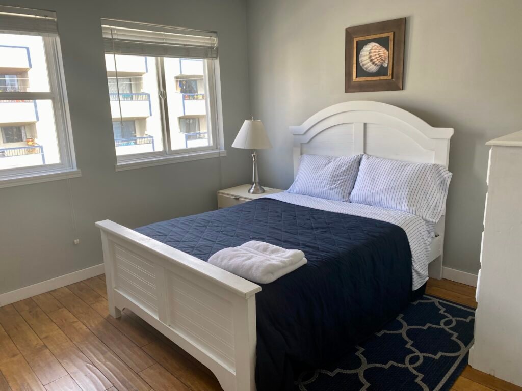 Bright 2 Bedroom Fully Furnished Condo(all utilities included) in Downtown Victoria